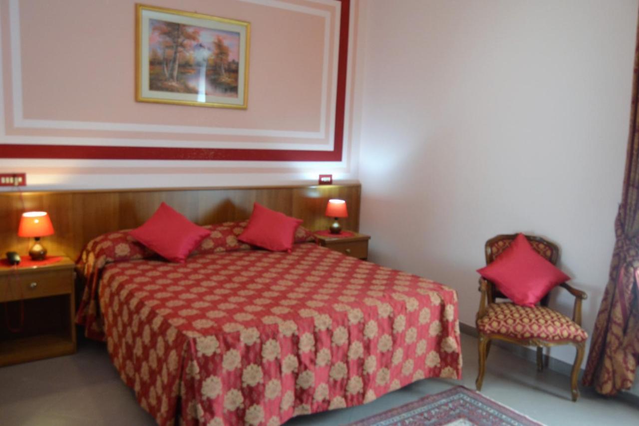 Hotel Facioni Помеция Экстерьер фото