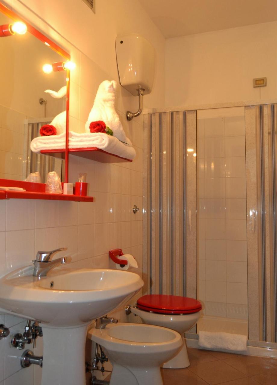 Hotel Facioni Помеция Экстерьер фото