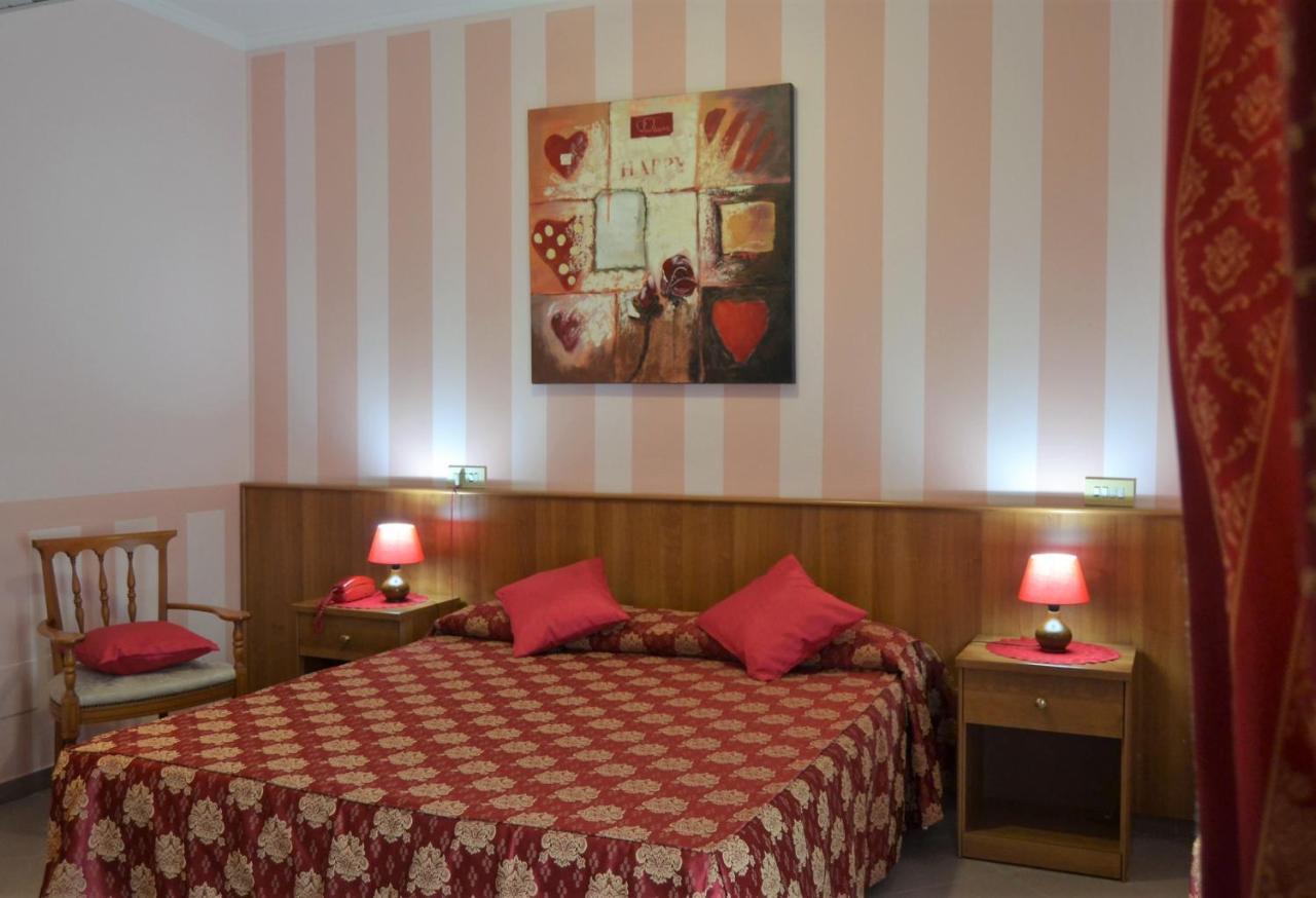 Hotel Facioni Помеция Экстерьер фото