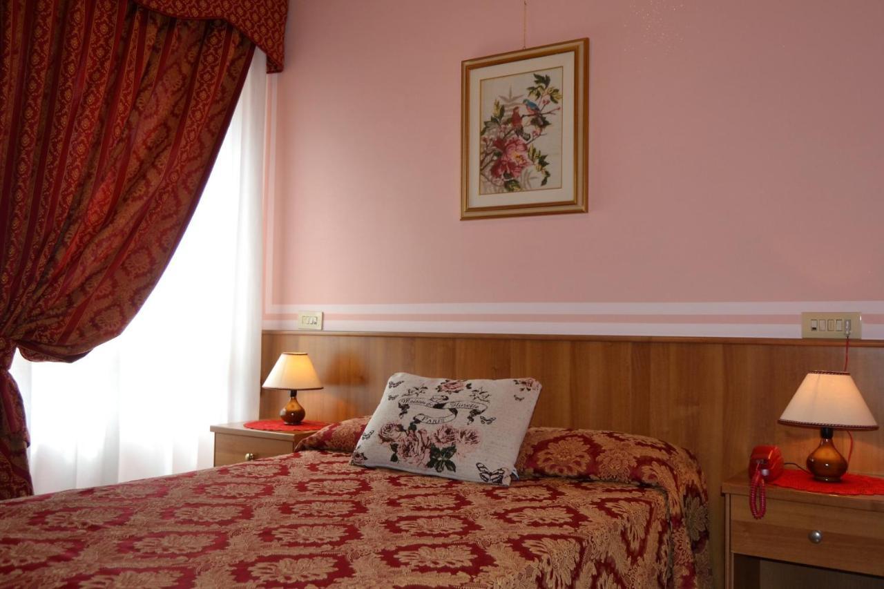 Hotel Facioni Помеция Экстерьер фото