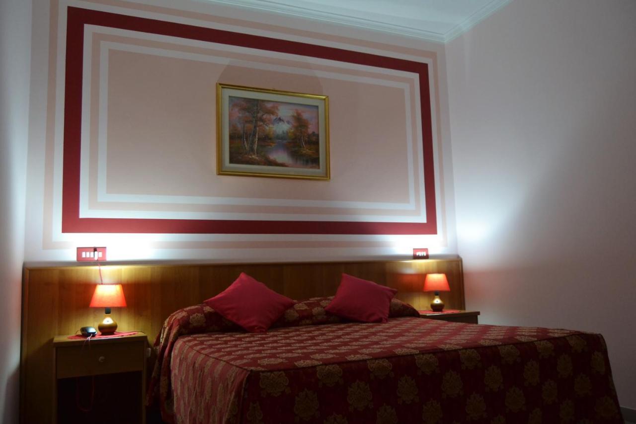 Hotel Facioni Помеция Экстерьер фото